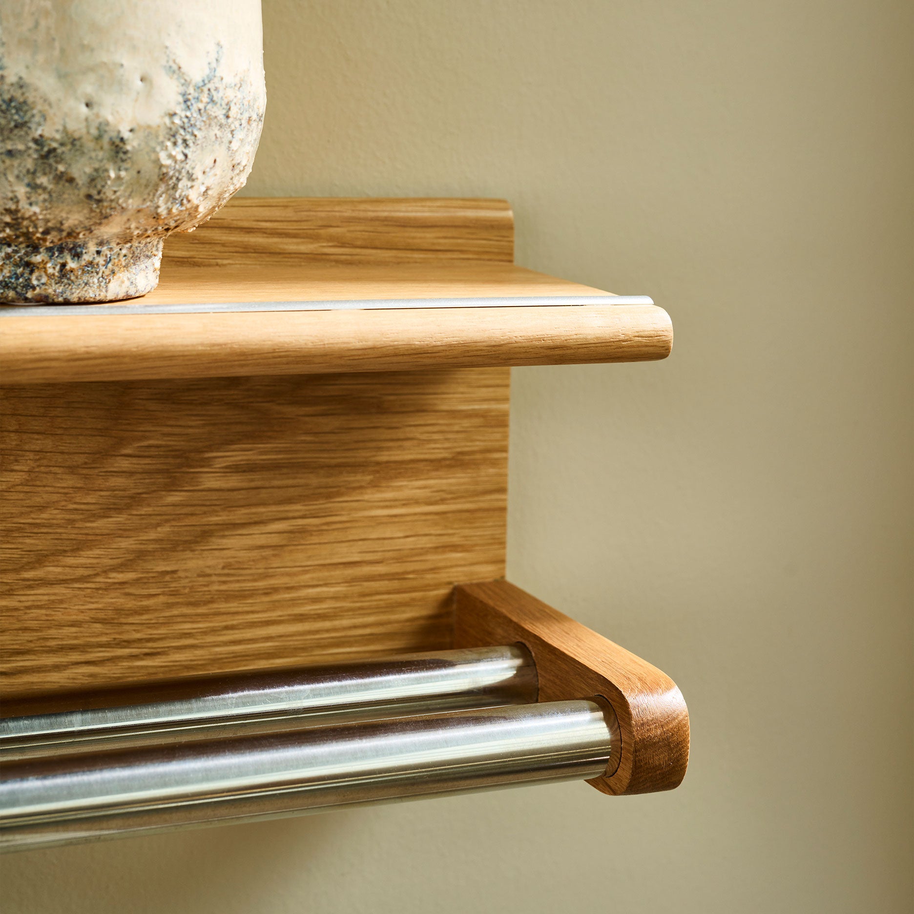 Wood II håndklædeholder i egetræ L75 cm